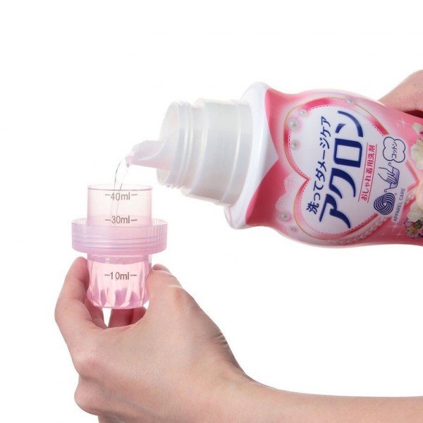 Skysta priemonė delikačių audinių skalbimui su gėlių aromatu Lion "Acron" 500 ml